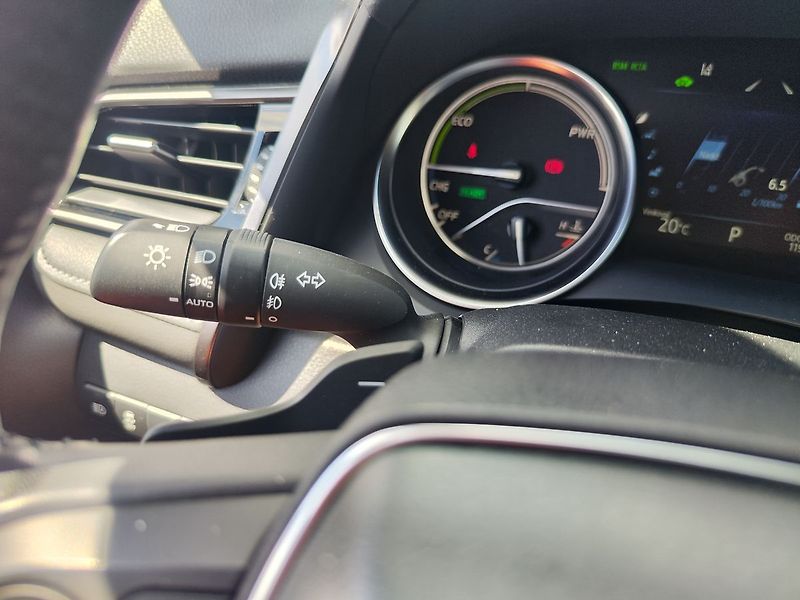 Toyota Camry 2.5 HEV/160kW Executive e-CVT - fotka 28 z 35