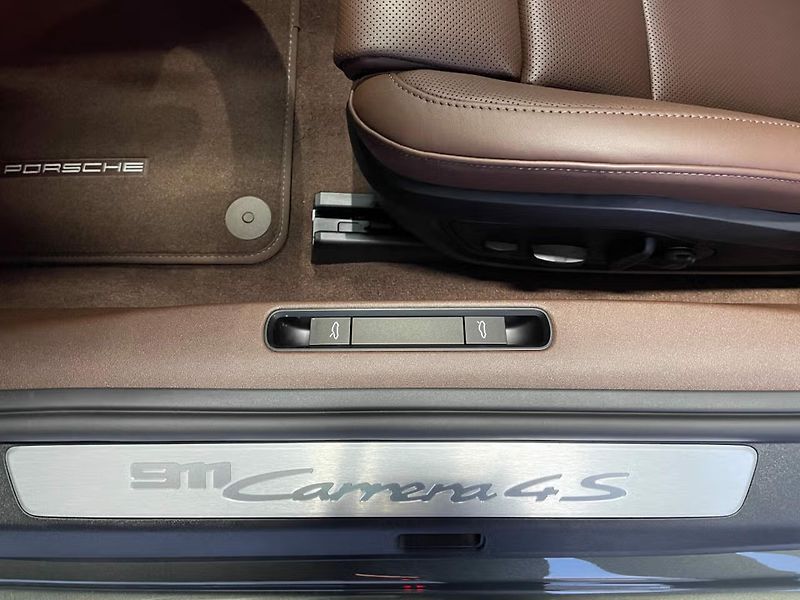 Porsche 911 (2026) Carrera 4S Lift InnoDrive BOSE - fotka 10 z 21