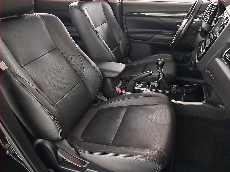 Mitsubishi Outlander (2018) 2.2 DI-D, 4X4, 7 míst, Kůže - fotka 9 z 23