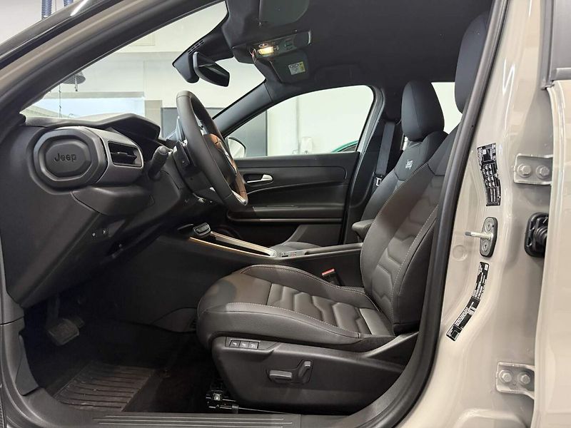 Jeep Avenger (2025) 4xe Upland 1.2 Turbo e-Hybrid - fotka 16 z 22