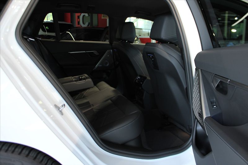 BMW Řada 5 540d xDrive M Sport DAProf/B&W - fotka 27 z 33