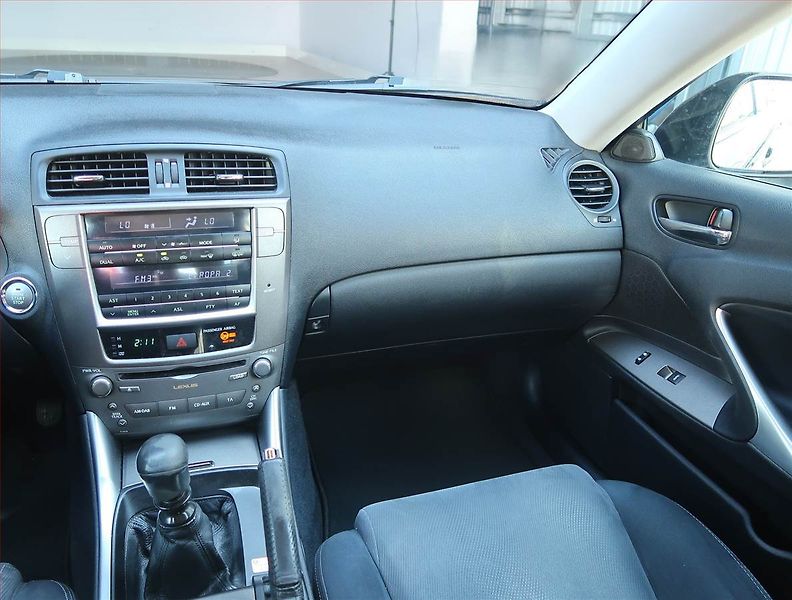 Lexus IS 200 (2010) 220 d, Tempomat, Park. senzory - fotka 8 z 15