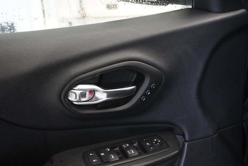 Jeep Cherokee 3,2I V6 LIMITED 4X4 AUT. - fotka 9 z 30
