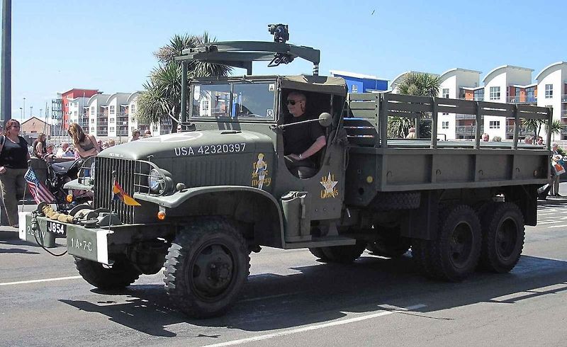 Sestavili jsme žebříček TOP 10 nejpoužívanějších a nejznámějších automobilů, které svým způsobem zasáhly do dění II. světové války. Jasnou jedničkou mezi nimi je Jeep Willys MB.