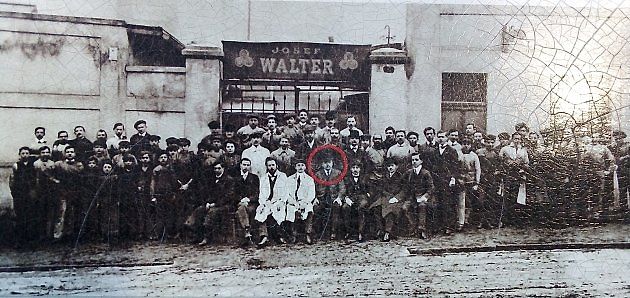 Společná fotografie zaměstnanců Walterova podniku u továrny Na Zatlance v roce 1912, Josef Walter sedí uprostřed v buřince, zdroj: Deník/Jaroslav Krupka, z venkovní výstavy Ivo Pujmana