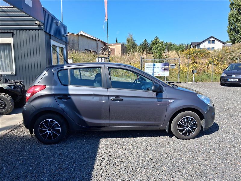 Hyundai i20 1,4 1.4i, automat,po servisu - fotka 8 z 13
