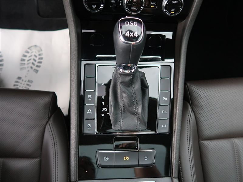 Škoda Superb 2,0 TSi,200kW,NovéČR,L&K,4x4 - fotka 17 z 32