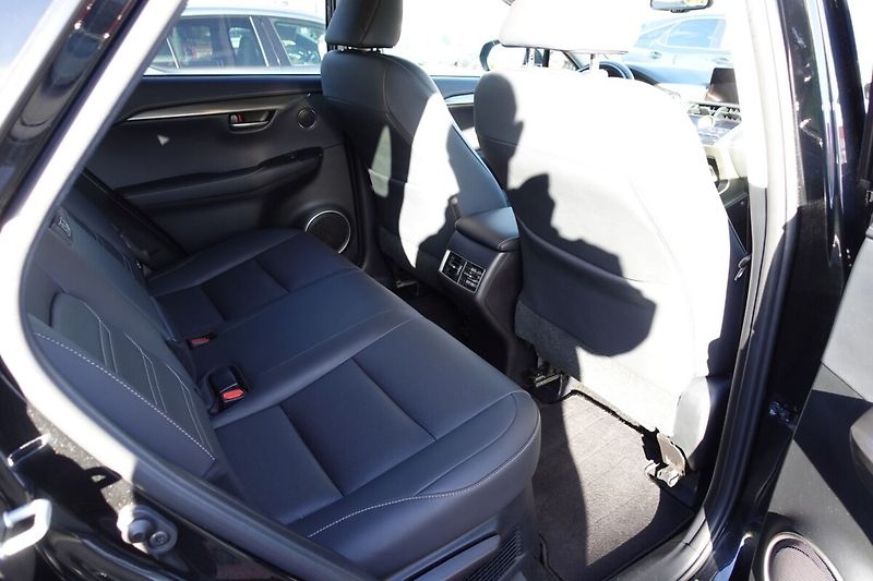 Lexus NX 300h 2,5HSD AWD PRESTIEGE SAFETY - fotka 14 z 34