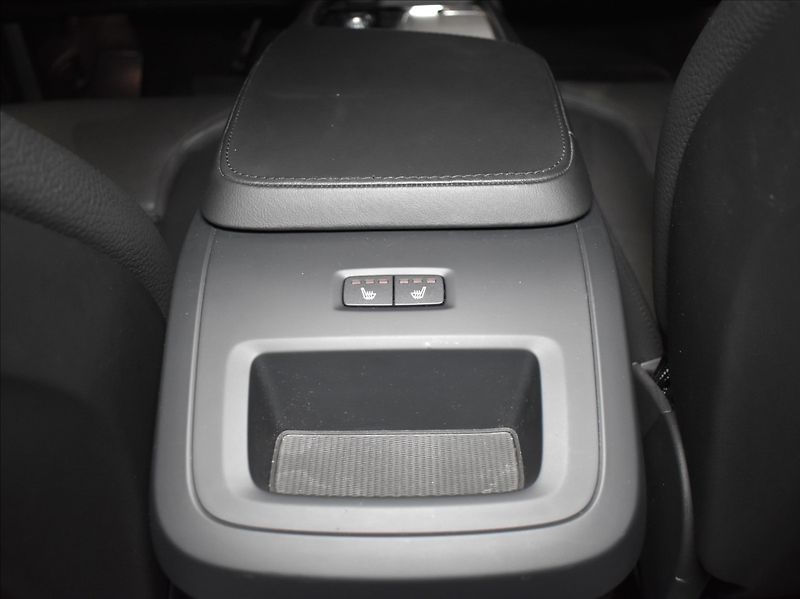 Volvo XC90 2,0 B5 AWD Plus - fotka 17 z 24