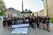 Všichni účastníci loňského závodu Oldtimer Expressu, který mířil z Prahy do tureckého Istanbulu.