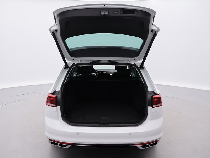 Volkswagen Passat 2,0 TDI 140kW CZ R-line DPH - fotka 9 z 31