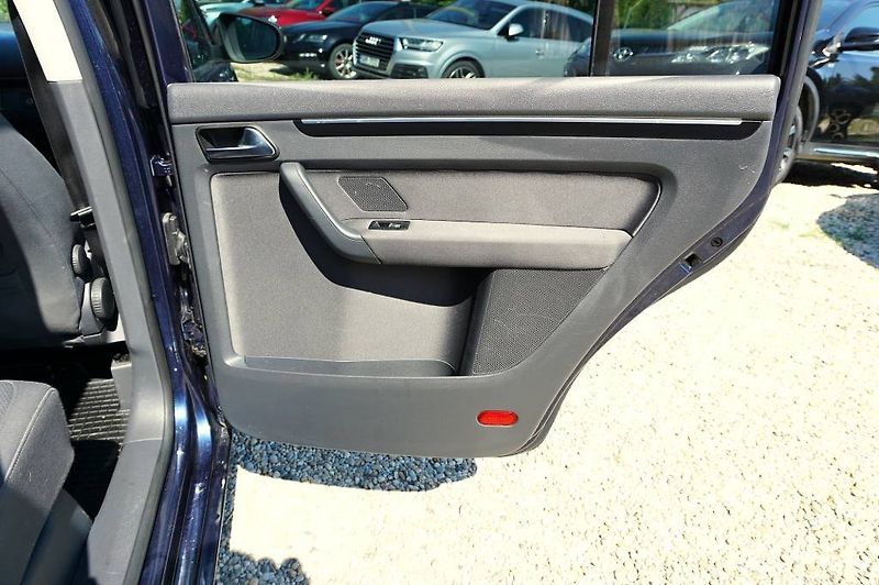 Volkswagen Touran (2011) 2,0 TDI 103 kW - fotka 13 z 48