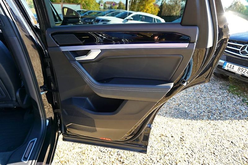 Volkswagen Touareg (2019) R-LINE 3,0 TDI V6 210 kW - fotka 18 z 48