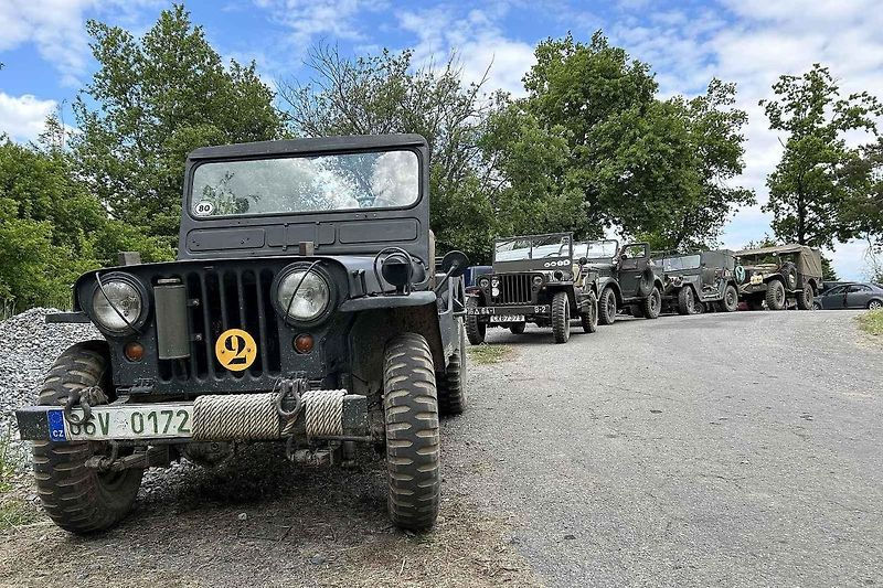 Veterány soutěžící o Zlomenou poloosu při své zastávce v Koutech.