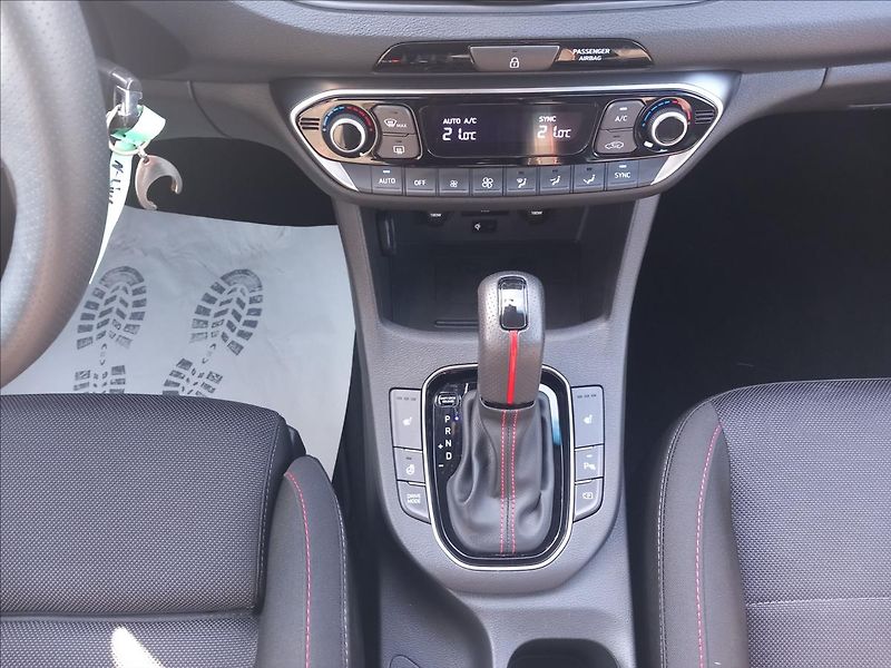 Hyundai i30 1,5 T-GDi N-LINE DCT - fotka 11 z 22