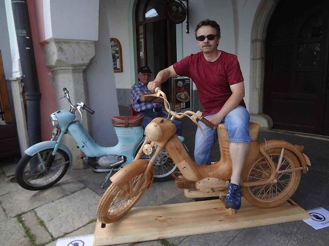 Pavel Svoboda s dřevěným modelem motorky Jawa.