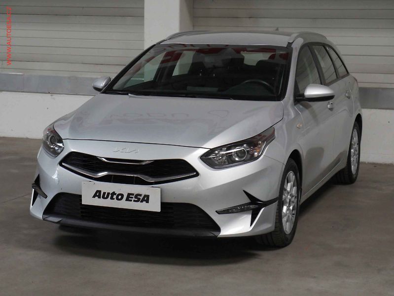 Kia Ceed (2023) 1.5 T-GDI, 1.maj,ČR, servis - fotka 3 z 20