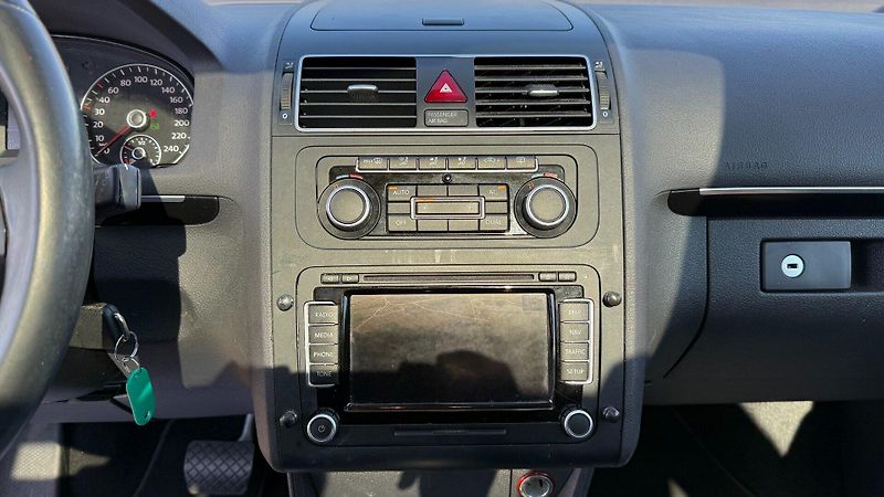 Volkswagen Touran (2011) 1.6TDi 77kW REZERVOVANO - fotka 13 z 23