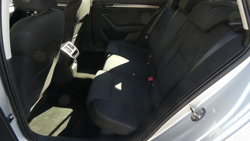 Škoda Superb Combi 2,0 TDI DSG Style - fotka 20 z 25