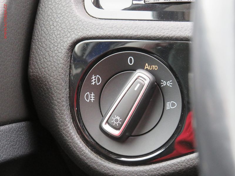 Volkswagen Golf (2018) 2.0TDi, Navi, park.čidla - fotka 13 z 31