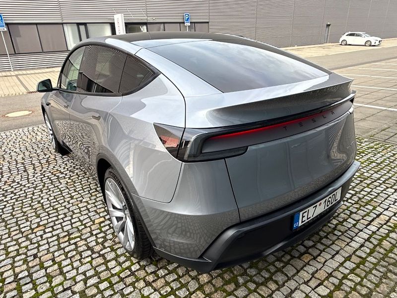 Tesla Model Y (2025) - fotka 12 z 76