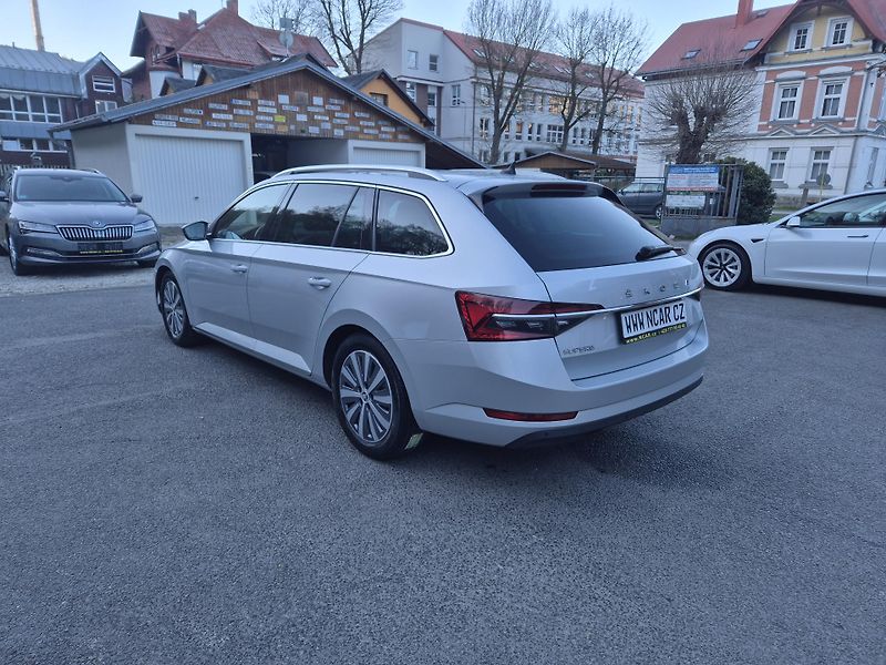 Škoda Superb Combi 2,0TDi 147kw DSG 17ALU - fotka 4 z 41