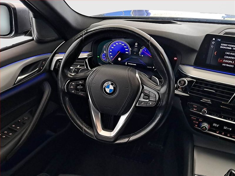 BMW Řada 5 (2017) Sport Line 530d xDrive, 4X4 - fotka 17 z 23
