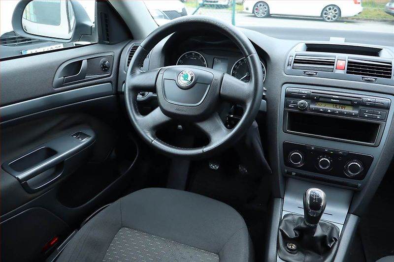 Škoda Octavia (2011) 1.6, Serv.kniha, Tempomat - fotka 7 z 21