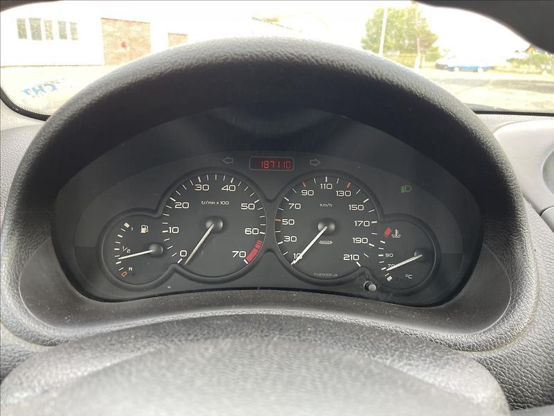 Peugeot 206 1,4i 55kW*tažné*Zachovalé auto - fotka 21 z 36