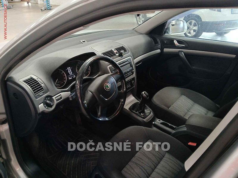 Škoda Octavia (2011) 1.6 TDi, ČR, AC, tempo, park - fotka 3 z 3