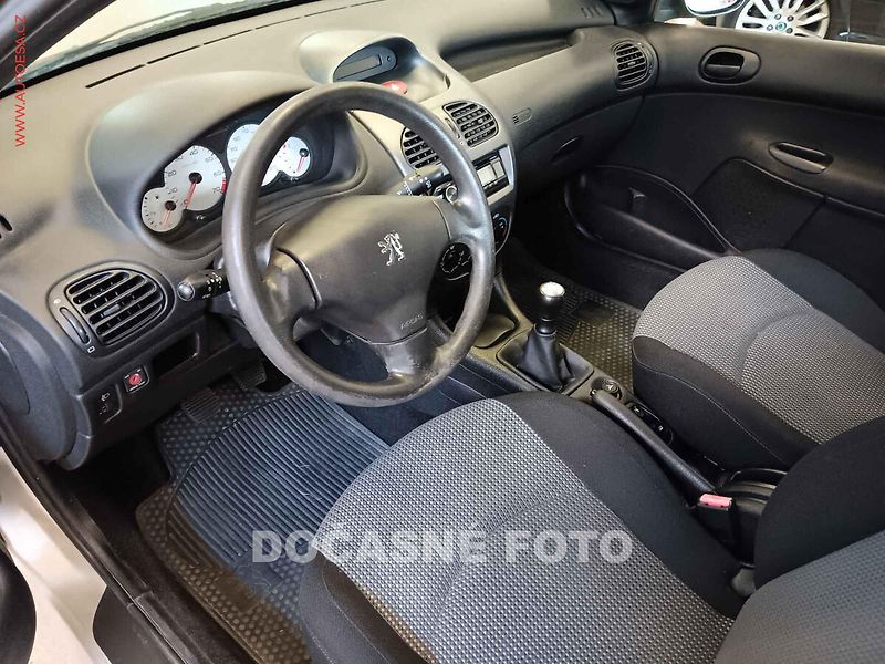 Škoda Octavia (2011) 2.0 TDi, ČR, Xenon, navi - fotka 3 z 3