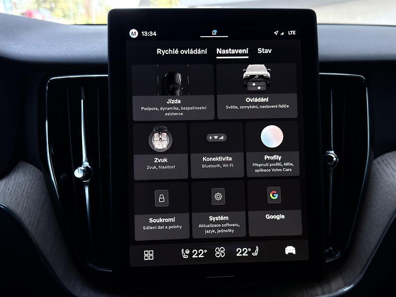 Volvo XC60 B5 AWD PLUS DARK // REZERVACE  - fotka 31 z 47