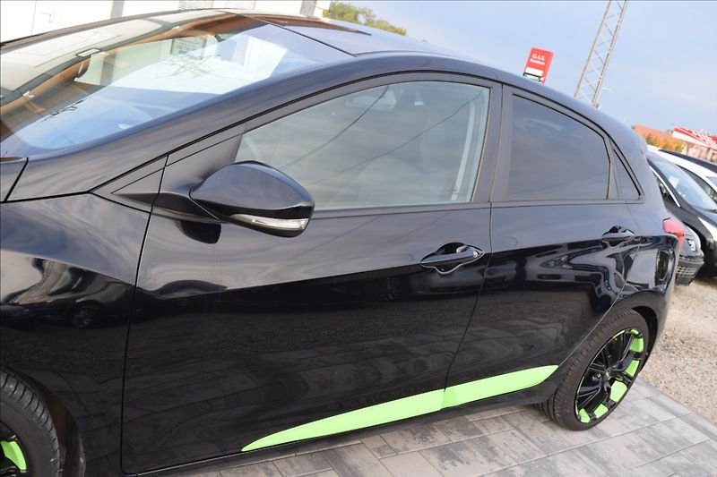 Hyundai i30 1,6 CRDi 81KW BALCK & LIME - fotka 8 z 48