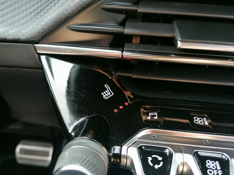 Peugeot 2008 (2021) 1.2 PureTech GT-Line AT/8 LED - fotka 21 z 33