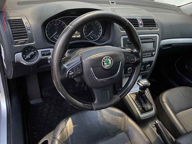 Škoda Octavia (2010) 2.0TDI, Elegance, DSG, xenon - fotka 12 z 17