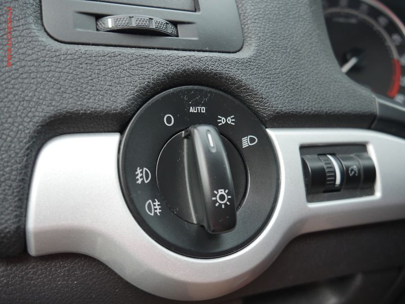 Škoda Octavia (2011) 2.0 TDi, RS, DSG, bixen - fotka 15 z 20