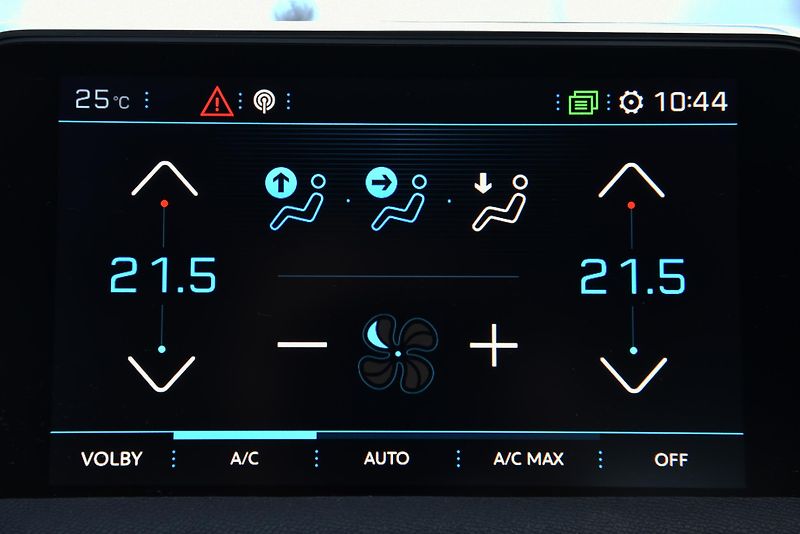 Peugeot 5008 2.0 HDi,7MÍST,LED,NAVI,KAMERA - fotka 22 z 50