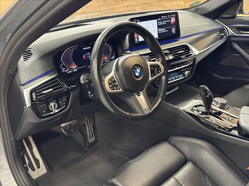 BMW Řada 5 M550i xDRIVE LASER HUD - fotka 8 z 31