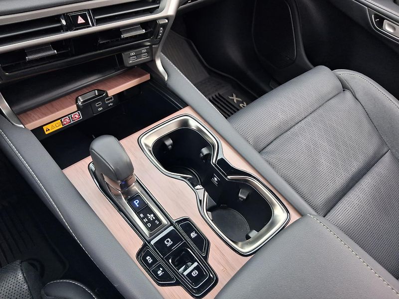Lexus RX 350h 2,5 HSD e-CVT Luxury 4×4 E-FOU - fotka 18 z 27
