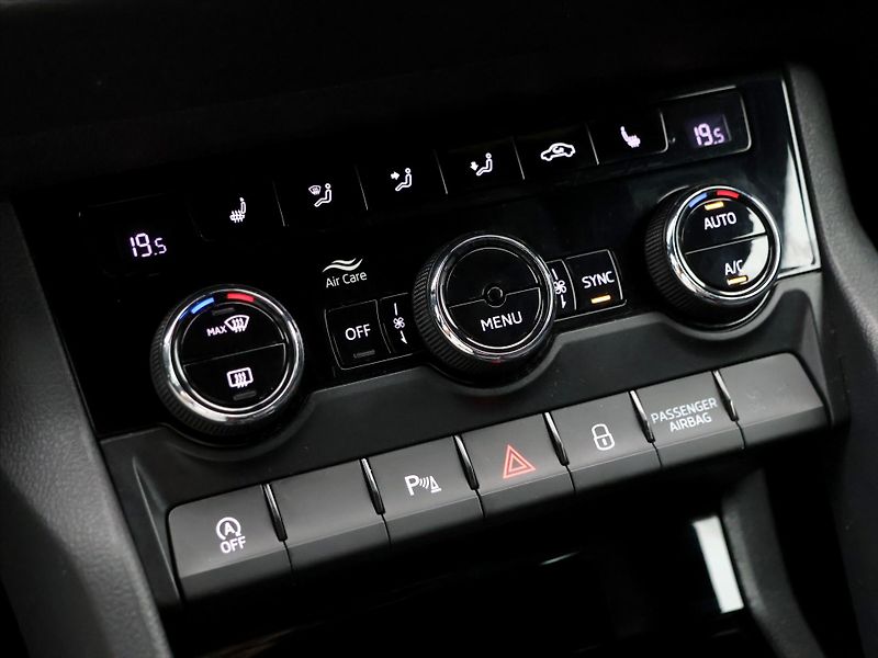 Škoda Karoq 1.5 TSI 110kW DSG CZ Sportline - fotka 27 z 36