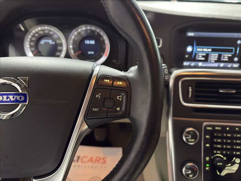Volvo V60 2,0   T5 177KW SUMMUM XENON - fotka 10 z 38