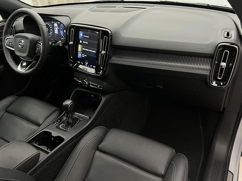 Volvo XC40 T3 R-DESIGN  - fotka 22 z 41