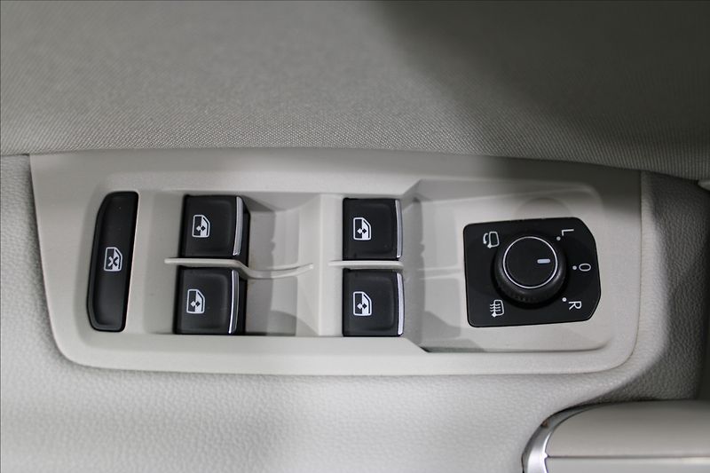 Volkswagen Touran 1,4 TSI DSG Highline blue pear - fotka 14 z 30
