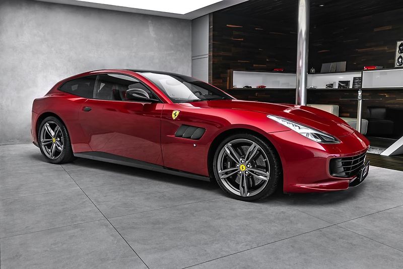 Ferrari GTC4 Lusso - fotka 3 z 31