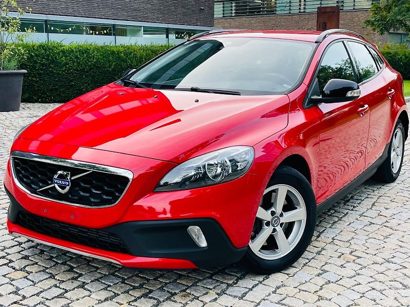 Volvo V40 2.0D3 AUT CROSS COUNTRY TAŽNÉ - fotka 1 z 40