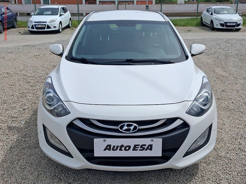 Hyundai i30 (2015) 1.6GDi, 2.maj,ČR, AC, výhřev - fotka 2 z 18