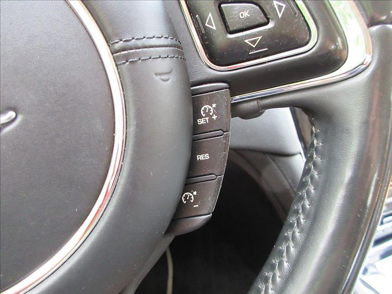 Jaguar XJ 3,0 V6, 4x4, Panorama, Nové ČR - fotka 27 z 37