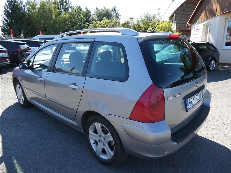 Peugeot 307 1,6 16V 80kW SW 7.míst,PANORAM - fotka 5 z 36