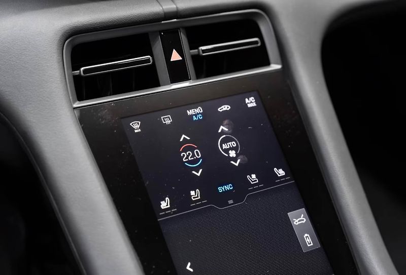 Porsche Taycan 4 Cross Turismo HuD Pano Venti - fotka 19 z 23