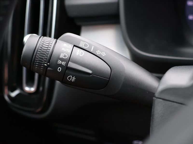 Volvo XC40 2.0 B3 120kW Core DCT CZ DPH - fotka 21 z 35